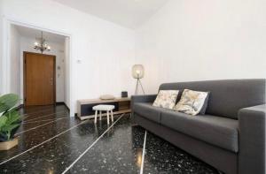 un soggiorno con divano e tavolo di Cà Adri , appartamento in posizione strategica per godere delle spiaggia e dei sentieri Outdoor ! a Finale Ligure