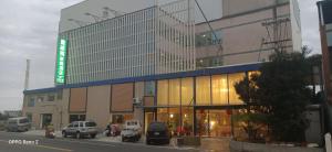 a large building with cars parked in front of it at 夏威夷酒店Melody Hawaii Hotel in Taitung City