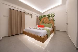 1 dormitorio con 1 cama grande en una habitación en Terra Kaya Villa, en Kayakoy