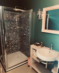 een badkamer met een douche en een wastafel bij Patty's Lemonhouse in Limone sul Garda