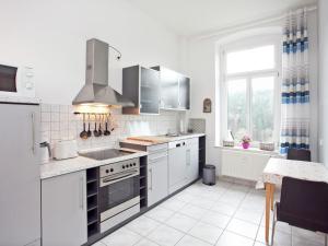 uma cozinha com electrodomésticos brancos e uma janela em Alluring Villa in Grunhainichen Borstendorf with Garden em Leubsdorf