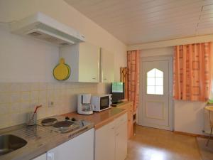 uma cozinha com um lavatório e uma bancada em Luxurious Apartment in Heubach Germany in the Forest em Fehrenbach