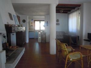 Conca VerdeにあるVilla Conca Verdeのリビングルーム(テーブル、椅子付)、キッチン
