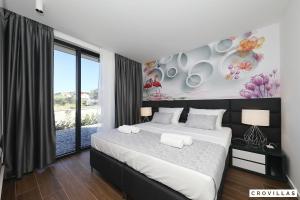 una camera da letto con un letto grande e una grande finestra di Beautiful Villa In Kraj With Outdoor Swimming Pool And Wifi a Kraj Altre 40 foto