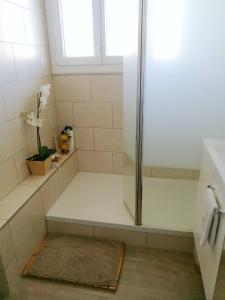 une salle de bain avec douche et fenêtre dans l'établissement Spacieux appartement 90m2 4 chambres, proche mer, climatisation, tout confort, à Toulon 69 autres photos