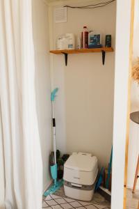 een kleine badkamer met een toilet en een plank bij Sidehill - zážitkové ubytovanie v prírode in Martin