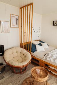 een slaapkamer met een groot bed en een stoel bij Sidehill - zážitkové ubytovanie v prírode in Martin