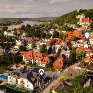 una vista aérea de una ciudad con casas y un río en Willa Kazimierz Dolny en Kazimierz Dolny