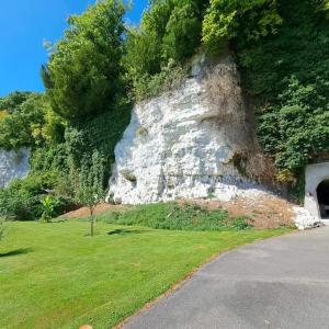 eine Steinmauer neben einem Grasfeld in der Unterkunft Val'lo'Seine in Duclair