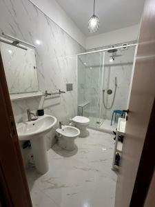 シャッカにあるCasa di Azzurraのバスルーム(トイレ2つ、シンク、シャワー付)