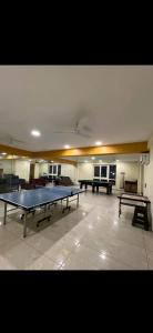 Habitación grande con 2 mesas de ping pong. en Vibe Villa, en Dehradun