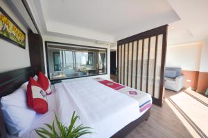 1 dormitorio con 1 cama grande y balcón en Sapa Panorama Hotel, en Sa Pa