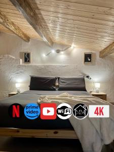 Un dormitorio con una cama con pegatinas. en SASSARI-CENTRO Elegante Appartamento con WiFi e Netflix, en Sassari