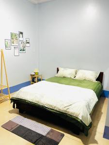 Tempat tidur dalam kamar di MOCA MOTEL