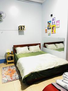 Cao Lãnh的住宿－MOCA MOTEL，一间卧室,配有两张床