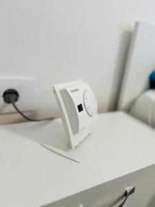 a white phone sitting on top of a desk at Apartament zona de case-rezidențiala 2 km de Vivo Mall,curte privata in Baia Mare