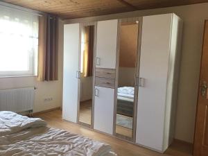 una camera con specchio e letto di Ferienwohnung Rosenweg a Rambin