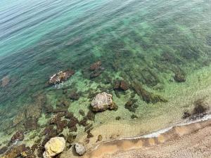 an overhead view of the ocean with rocks and water at La Finestra sul Golfo in Castellammare del Golfo