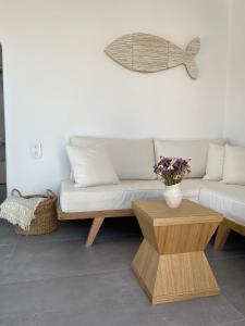 sala de estar con sofá y mesa en SOHOROS suites, en Schinoussa