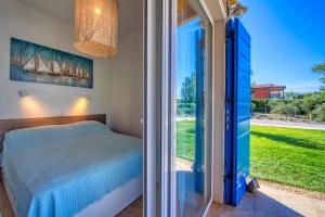 ein Schlafzimmer mit einem Bett und einer Glasschiebetür in der Unterkunft Duzac in Kraj