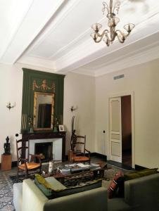 d'un salon avec une cheminée et un lustre. dans l'établissement Château La Bruguière, à Tornac