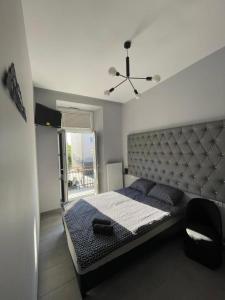1 dormitorio con 1 cama y ventilador de techo en Widok Rynek Pokoje &Parking, en Kielce