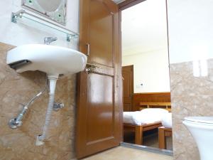 Ett badrum på Hotel Suva