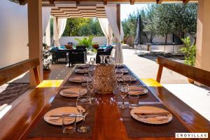 une longue table en bois avec des verres et des assiettes dans l'établissement Luce, à Zadar