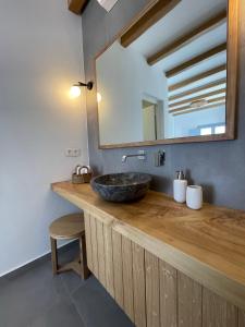 スキヌサにあるSOHOROS suitesのバスルーム(洗面台、鏡付)