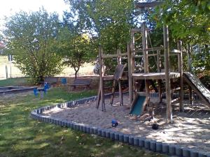 - une aire de jeux dans un parc avec toboggan dans l'établissement Ferienapartment Schlummerhausen, à Beilstein