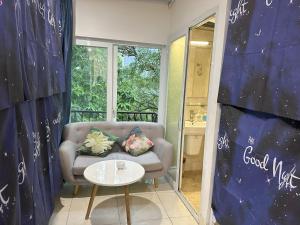 - un salon avec un canapé et une table dans l'établissement The Lakeview - West Lake Lotus Apartments, à Hanoï