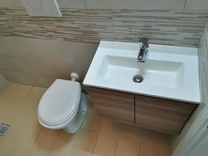 ドゥナ・ヴェルデにあるVilla Duna Verdeのバスルーム(白い洗面台、トイレ付)
