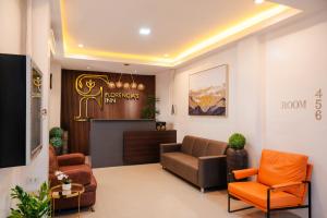 邦劳Florencia's Inn的大厅设有等候室，配有沙发和椅子