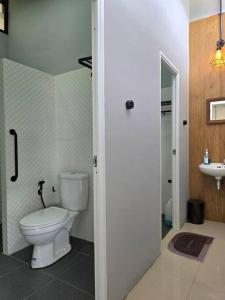 Koupelna v ubytování Villa Montaview Puncak by Damaresa + 19 fotografií