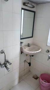 Baño blanco con lavabo y espejo en master bedroom A2, en Bombay