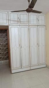 un gran armario blanco en una habitación con techo en master bedroom A2, en Bombay