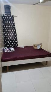 un banco sentado en una habitación con un tazón. en master bedroom A2, en Bombay