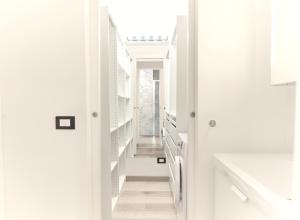 un couloir d'une maison avec des murs et des plafonds blancs dans l'établissement Central Loft, à Milan