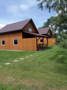 a house with a large yard in front of it at Lisi Zakątek in Czarna