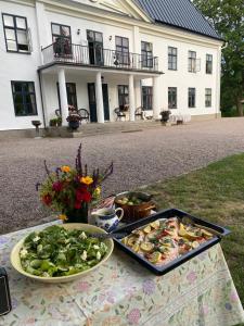 une table avec deux assiettes de nourriture dans l'établissement Moholms Herrgård, à Moholm