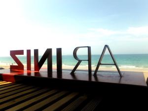 a sign for the beach with the word skylanguage at Hôtel Ar Iniz in Saint Malo