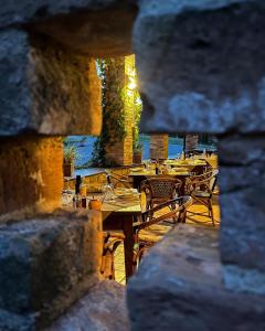 サルソマッジョーレ・テルメにあるAntica Torreのパティオ(テーブル、椅子付)