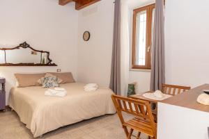 Postel nebo postele na pokoji v ubytování [Centro Storico] Redmood House a 5 min dal mare, Wi-Fi, A/C e Netflix