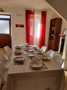 un tavolo con piatti e bicchieri da vino sopra di La Casa sul lago a Fara San Martino