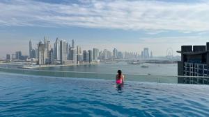 Hồ bơi trong/gần First Class Apartments in Seven Palm with direct Access to the West Palm Beach and Nakheel Mall