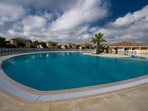 uma grande piscina num resort em Home in Mediterranean style in Languedoc em Fabrègues