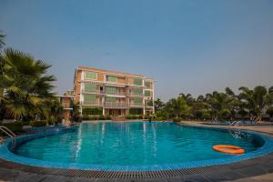 a large swimming pool in front of a building at Shaira Garden Hotel & Resorts in Nārāyanganj