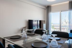 TV a/nebo společenská místnost v ubytování Yiannis Deluxe Apartment