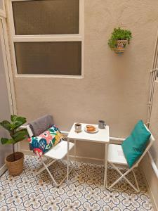una mesa y dos sillas y una mesa y una mesa en Cosy Apartment in Senglea, en Senglea