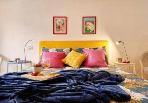 En eller flere senge i et værelse på Ischia 4BR Family Home in Forio Sleeps up to 9